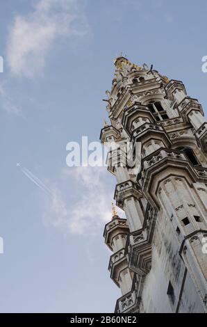 Blick auf den Castle Tower vor dem blauen Himmel mit Flugzeug Stockfoto