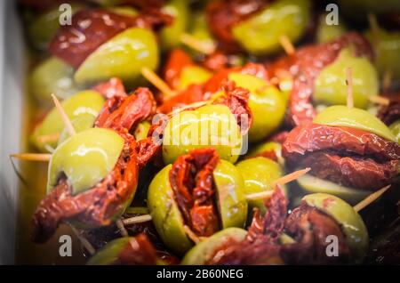 Mischung aus Oliven auf dem lokalen spanischen Markt Stockfoto