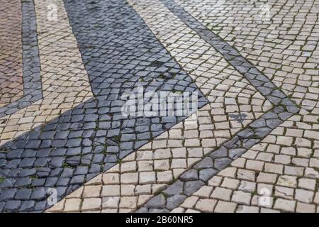 Ein alter portugiesischer Pflasterstein auf den Straßen von Faro. Stockfoto