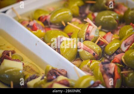 Mischung aus Oliven auf dem lokalen spanischen Markt Stockfoto