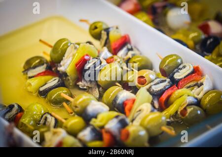 Mischung aus Oliven auf dem lokalen spanischen Markt Stockfoto