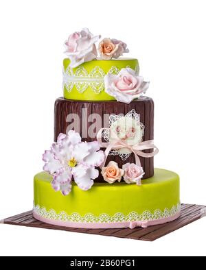 Tiered Hochzeitstorte mit Rosen. Dekorationen zum Thema Hochzeit. Stockfoto