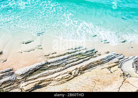 Ebbe in einem Strand mit abgeschnittenen Felsen Stockfoto