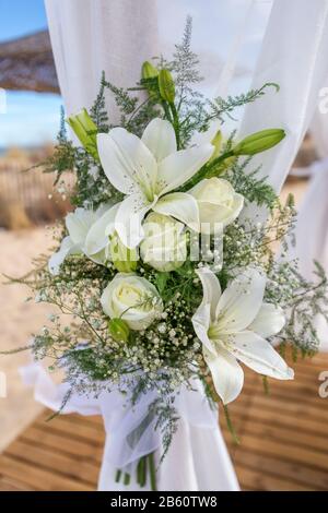 Blumenstrauß an einem Hochzeitsbogen für die Neuvermählten. Nahaufnahme. Stockfoto