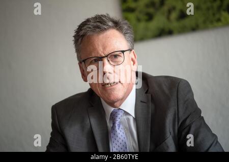 Bremen, Deutschland. März 2020. Auf einer Pressekonferenz spricht Harry Götze, Leiter der Bremerhavener Ortspolizeiabteilung. Auf der PK soll die Entwicklung von Straftaten im vergangenen Jahr vorgestellt werden. Kredit: Sina Schuldt / dpa / Alamy Live News Stockfoto