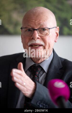 Bremen, Deutschland. März 2020. Ulrich Mäurer, Bremer Innensenator, spricht auf einer Pressekonferenz. Auf der PK soll die Entwicklung von Straftaten im vergangenen Jahr vorgestellt werden. Kredit: Sina Schuldt / dpa / Alamy Live News Stockfoto