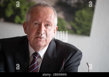 Bremen, Deutschland. März 2020. Auf einer Pressekonferenz spricht der Bremer Polizeichef Lutzer Müller. Auf der PK soll die Entwicklung von Straftaten im vergangenen Jahr vorgestellt werden. Kredit: Sina Schuldt / dpa / Alamy Live News Stockfoto