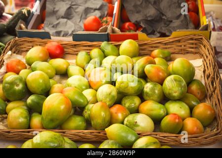 Nahaufnahme von Tomatenhaufen in einem Korbkorb auf dem Markt Stockfoto