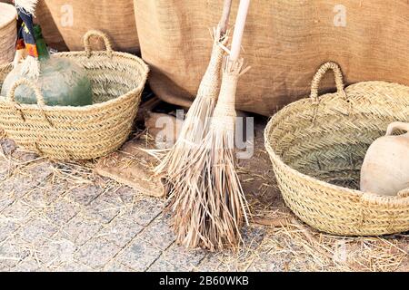 Vorderansicht von Holz- und Korbzubehör auf dem Boden im Freien Stockfoto