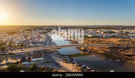 Antenne. Panorama von der Luftbrücke über den Fluss Gilao, Stadt Tavira. Portugal Stockfoto