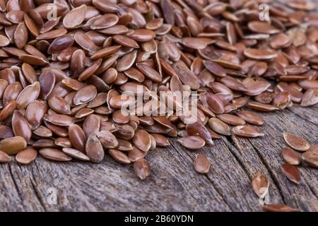 Braune Körner Flachs Nahaufnahme. Auf dem Holzhintergrund der Textur. Stockfoto