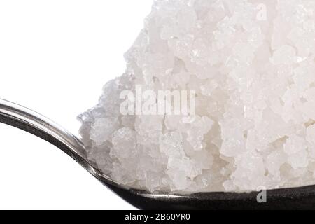 Salzkristalle im Löffelmakro groß. Seitenansicht. Stockfoto