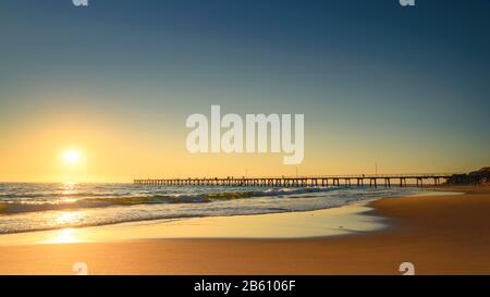 Port Noarlunga Strand mit Anlegesteg bei Sonnenuntergang, South Australia Stockfoto