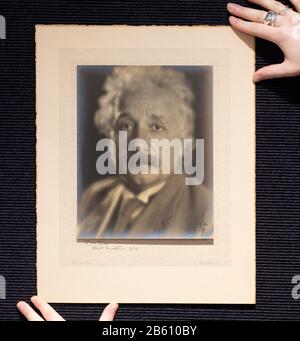 Bonhams, London, Großbritannien. März 2020. Fine Books, Atlases, Manuscripts & Historical Photographs in der Vorschau vor dem Verkauf in London am 11. März 2020. Bild: Albert Einstein. Foto signiert und dem Fotografen eingeschrieben ('An Herrn Tycko/ Albert Einstein. 1932'), 1932, geschätzt 10.000-15.000 £. Kredit: Malcolm Park/Alamy Live News. Stockfoto