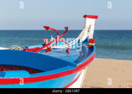 Traditionelles portugiesischen Boot am Strand. In Armacao de Pera. Stockfoto