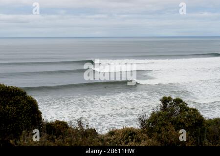 Bells Beach Surfing, an der Great Ocean Road, Victoria Australia - die Heimat des längsten laufenden Pro-Surfing-Wettbewerbs. Stockfoto