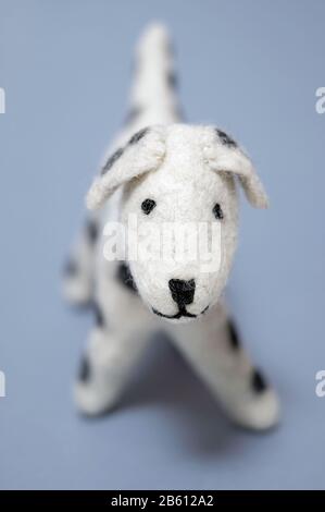 Stoffspielzeug dalmatiner Hund auf blauem Hintergrund Stockfoto