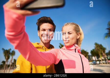 Selfie des jungen Paares nach dem Training an der frischen Luft Stockfoto