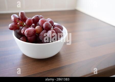 Schüssel mit Gewaschenen roten Trauben Stockfoto