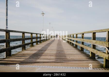 Meerblick und Pier im Sommer Stockfoto