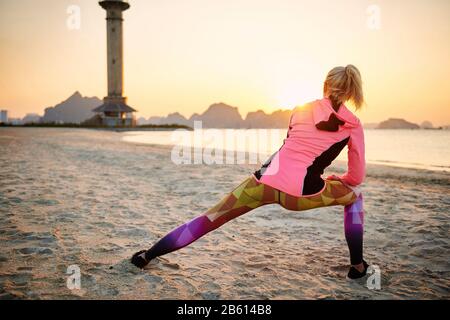 Rückansicht der Frau, die Übungen in der Natur macht Stockfoto