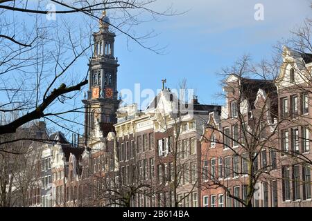 Bunte historische Gebäude mit giebelständigen Dächern, entlang des Keizersgracht Kanals in Amsterdam, Niederlande Stockfoto