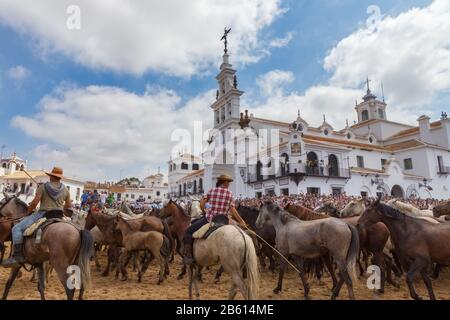 El ROCIO, ANDALUCIA, SPANIEN - 26. JUNI 2016: Religiöse Feier, die Taufe von Wildpferden vor der Kirche. Stockfoto