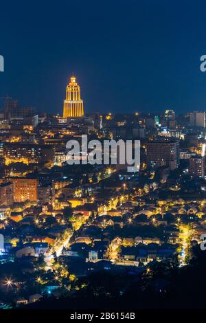 Batumi, Adscharien, Georgia - 27. Mai 2016: Luftaufnahme des urbanen Stadtbild am Abend oder Nacht. Hotel Sheraton Batumi In Nachtbeleuchtung Stockfoto