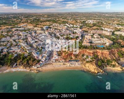 Antenne. Wundervolle Aussicht vom Himmel, Stadt Olhos de Agua albufeira. Algarve Portugal. Stockfoto