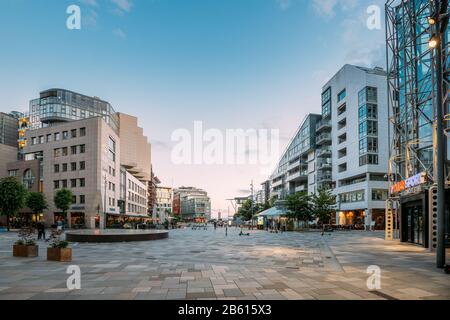 Oslo, Norwegen - 23. Juni 2019: Mehrstöckige Wohnhäuser Im Aker Brygge District Am Sommerabend. Berühmter Und Beliebter Ort. Stockfoto