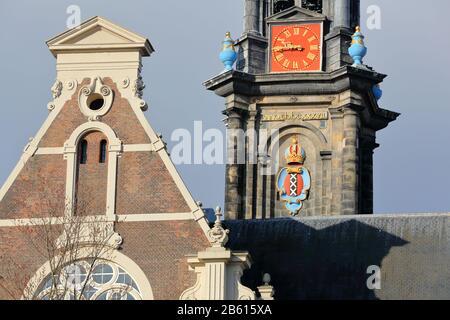 Nahaufnahme der Kirche Westerkerk, vom Keizersgracht Kanal in Amsterdam, Niederlande, mit Details zum Uhrturm Stockfoto