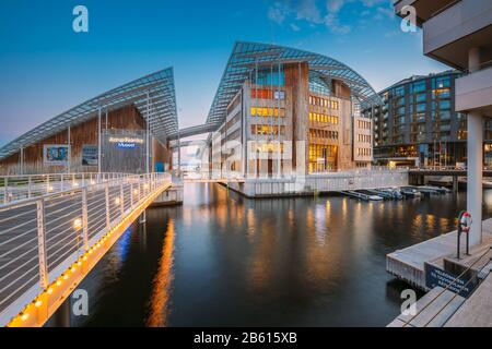 Oslo, Norwegen - 23. Juni 2019: Astrup Fearnley Museum of Modern Art, Mehrstöckige Wohnhäuser Im Aker Brygge District Am Sommerabend. Berühmt Stockfoto