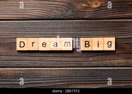 Traum großes Wort auf Holzklotz geschrieben. Träumen Sie großen Text auf Holztisch für Ihr Desing, Top-View-Konzept. Stockfoto