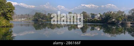 Die Machapuchare und Annapurna Range sind vom Phewa-See in Pokhara auf Nepal aus zu sehen Stockfoto