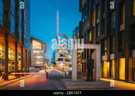 Oslo, Norwegen - 24. Juni 2019: Night View Embankment Und Wohn-Mehrgeschosshäuser Im Tjuvholmen District. Sommerabend. Wohngebiet. Stockfoto