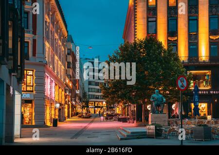 Oslo, Norwegen - 24. Juni 2019: Night View Christian Krohg Statue In Der Lille Grensen Street. Mehrfamilienhäuser Im Centrum District. Sommer E Stockfoto