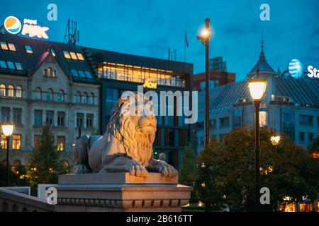 Oslo, Norwegen - 24. Juni 2019: Nachtansicht Der Löwenstatue In Der Nähe Des Storting-Gebäudes. Parlament Des Norwegischen Bauens. Stockfoto