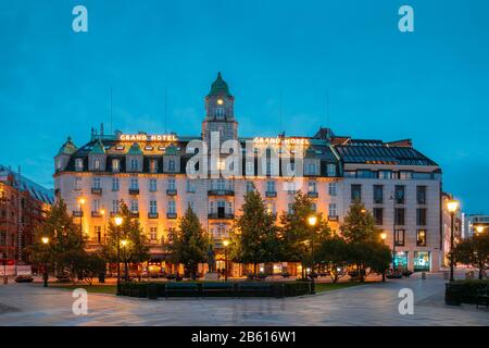 Oslo, Norwegen - 24. Juni 2019: Gebäude Des Grand Hotel Oslo Im Nachtblick. Centrum District Am Sommerabend. Stockfoto