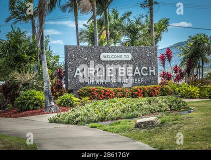Airlie Beach, Queensland, Australien - 30/11/2019 Airlie Beach Schild in einer Gartenumgebung. Stockfoto