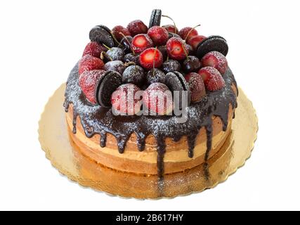 Köstlicher Kuchen mit Erdbeeren und Schokoladengebäck. Nahaufnahme. Stockfoto