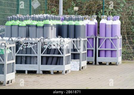 Hattingen, NRW, Deutschland - 4. Januar 2015: Blick auf die Lagerung von Gasflaschen von der Air Products GmbH. Die Air Products liefert Industriegase. Stockfoto