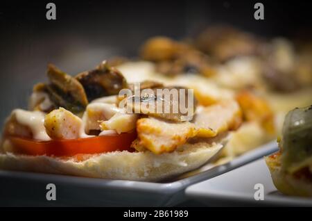 Leckere Mischung aus italienischen Panini und spanischen Tapas auf dem lokalen Marktplatz Stockfoto