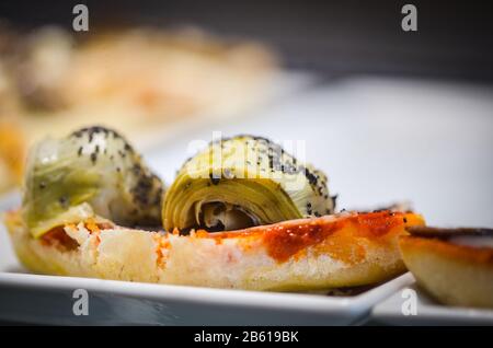 Leckere Mischung aus italienischen Panini und spanischen Tapas auf dem lokalen Marktplatz Stockfoto