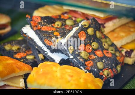 Leckere Mischung aus italienischen Panini und spanischen Tapas auf dem lokalen Marktplatz Stockfoto