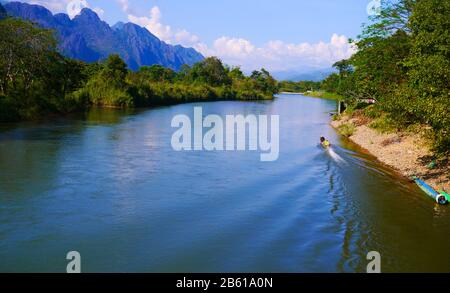 Orangefarbene Brücke über den Fluss Song in Vang Vieng, Laos Stockfoto