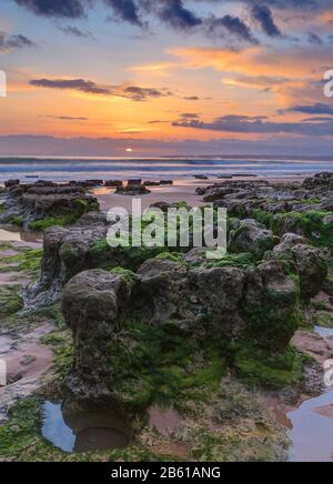 Magische Meereslandschaft vor Sonnenuntergang. Albufeira Beach Gale. Stockfoto