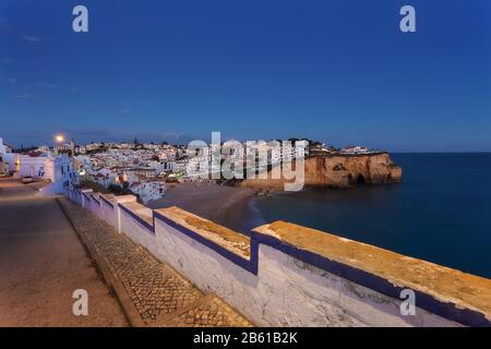 Abend über dem Dorf Carvoeiro. Blick von oben auf die Strände am Meer. Stockfoto