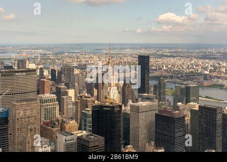 Blick auf Manhattan von oben, einschließlich des Chrysler Gebäudes. Stockfoto