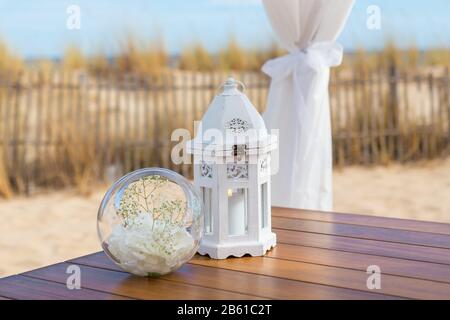 Details zu Objekten auf der Hochzeitsfeier. Kerzenlicht-Blumenstrauß. Stockfoto