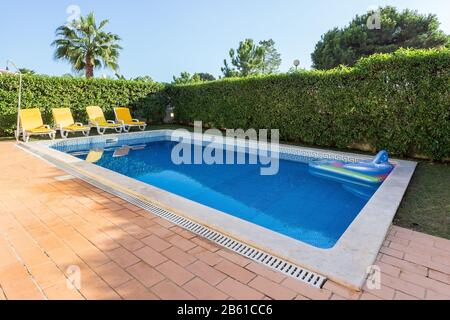Schwimmbad im Sommer. Sonnenliegen für Urlaubsreisende. Stockfoto